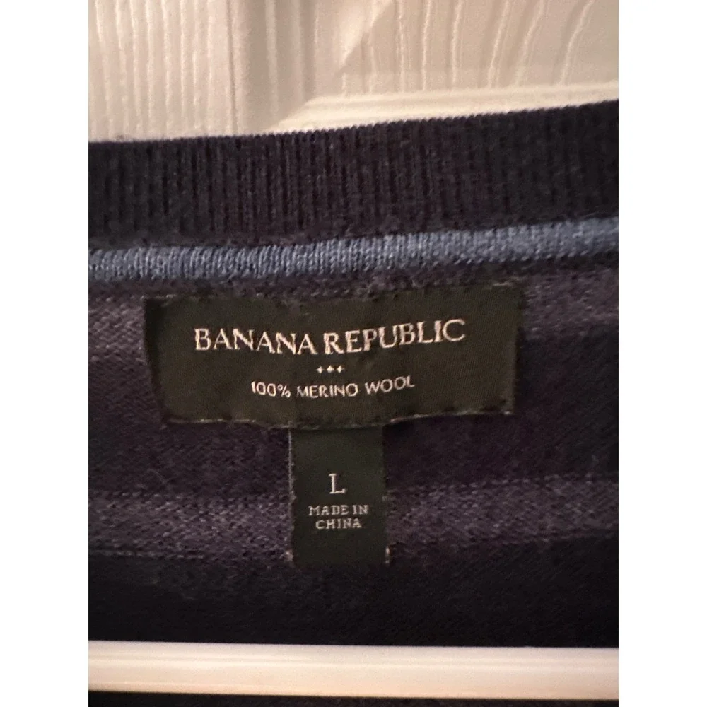 Banana Republic Mens V-Neck Sweater 100% Merino Wool Striped Navy Blue Large